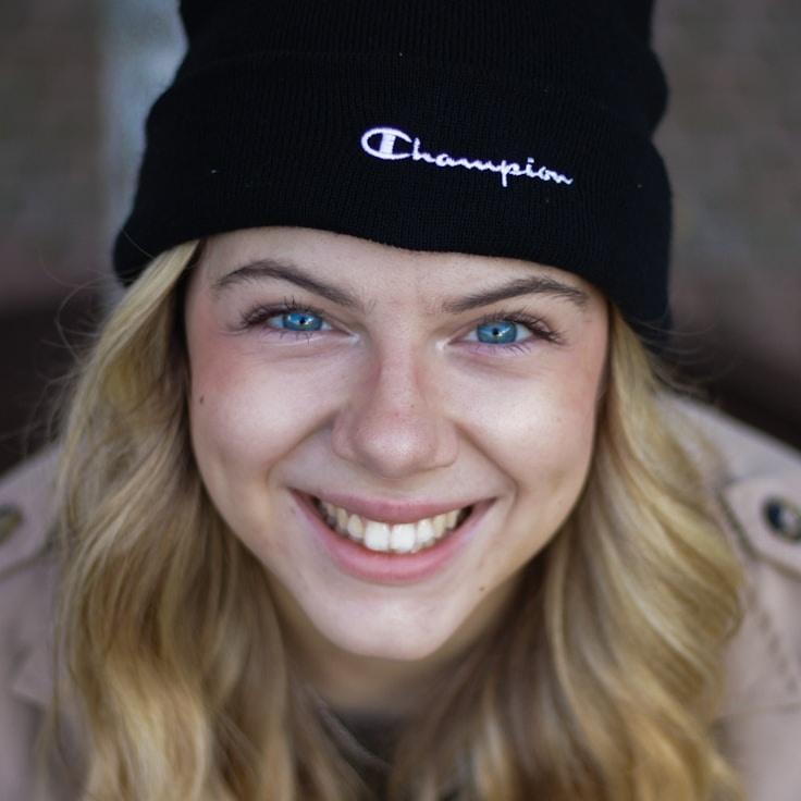 Portrait of Ananya meditation instructor